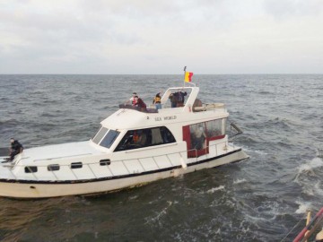 Peste 70 de persoane aflate într-o ambarcaţiune în derivă, salvate de poliţiştii de frontieră români în Marea Neagră